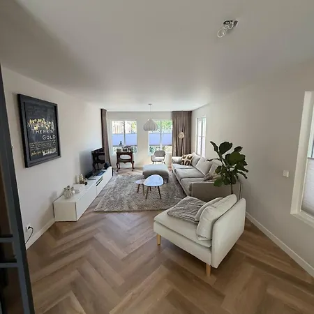 Urban Villa, Garden, Private Parking